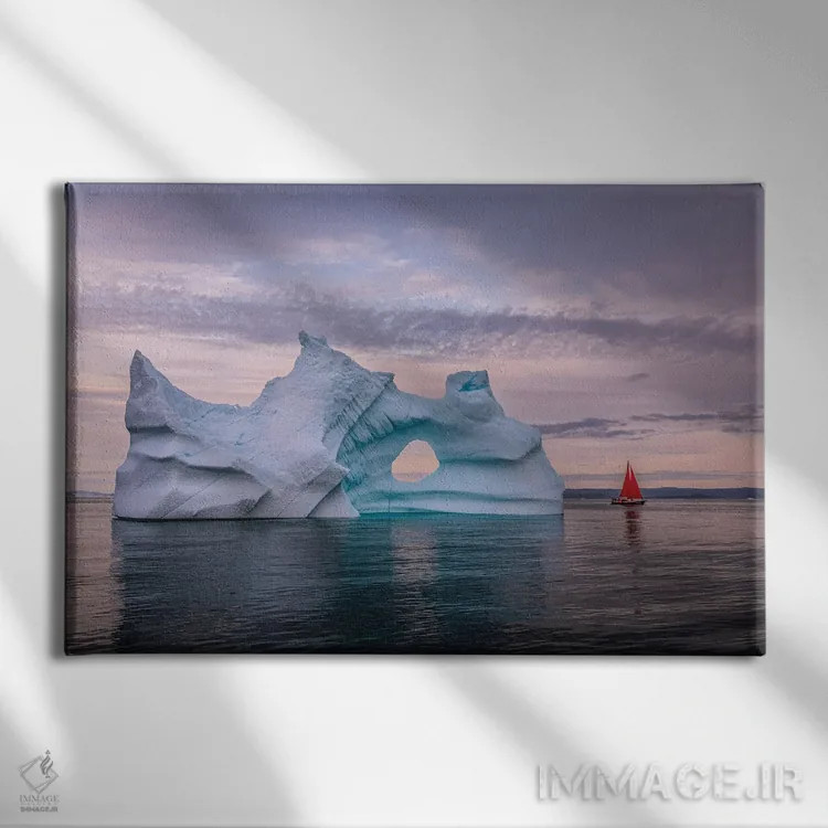 تابلو قایق بادبانی قرمز کنار کوه یخی گرینلند (قسمت سوم) اثر الکس جی پرز - نمای روبهرو روی دیوار