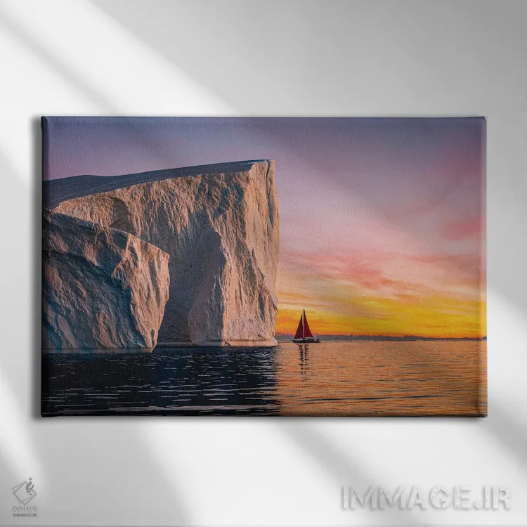 تابلو غروب قایق بادبانی قرمز کنار کوه یخی گرینلند (قسمت چهارم) اثر الکس جی پرز - نمای روبهرو روی دیوار