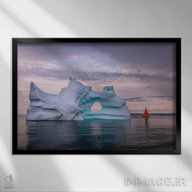 تابلو قایق بادبانی قرمز کنار کوه یخی گرینلند (قسمت سوم) اثر الکس جی پرز - نمای قابدار مشکی