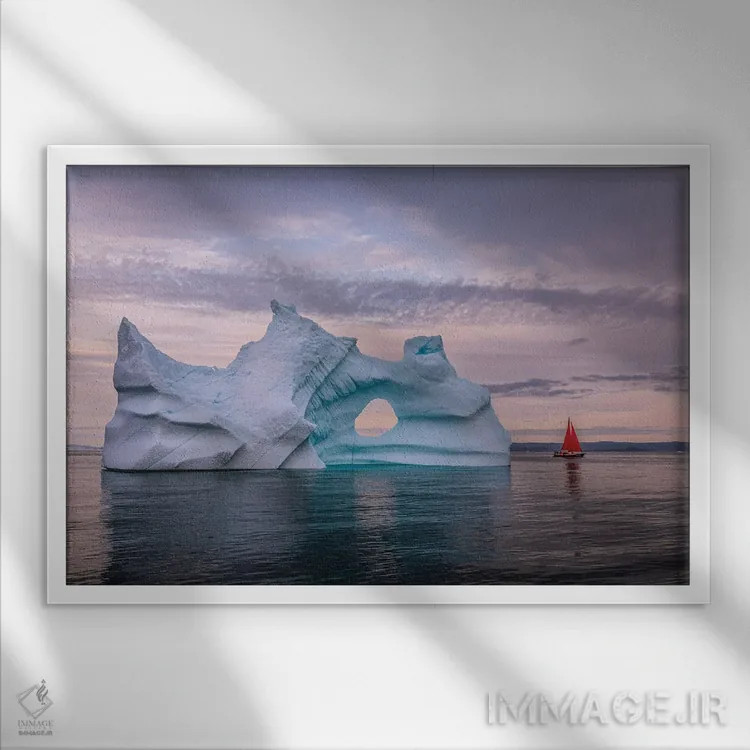 تابلو قایق بادبانی قرمز کنار کوه یخی گرینلند (قسمت سوم) اثر الکس جی پرز - نمای قابدار سفید