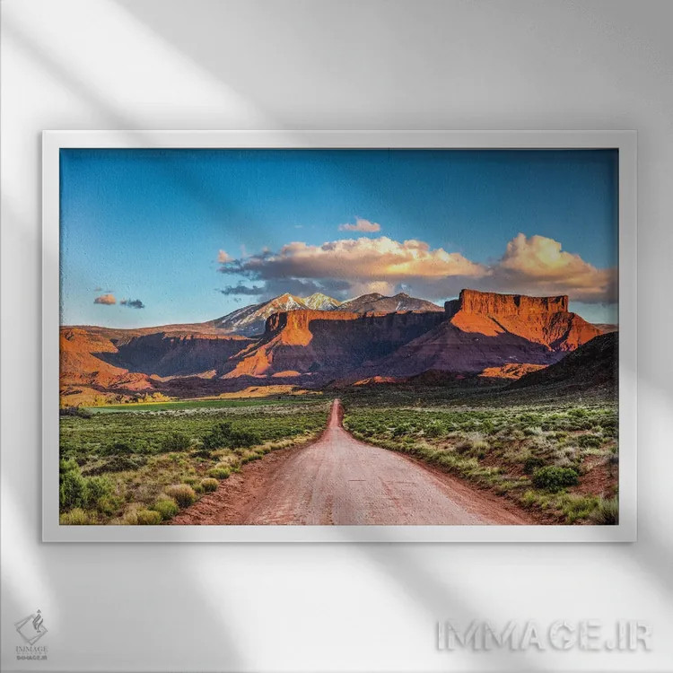 تابلو جاده خاکی میان رشتهکوههای یوتا (۱) اثر الکس جی پرز - نمای قابدار سفید
