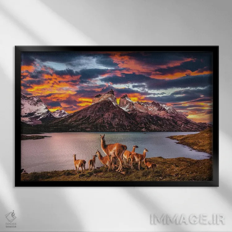 تابلو غروب تماشایی کوهستانی توریس دل پاین، پاتاگونیا، شیلی (۱) اثر الکس جی پرز - نمای قابدار مشکی