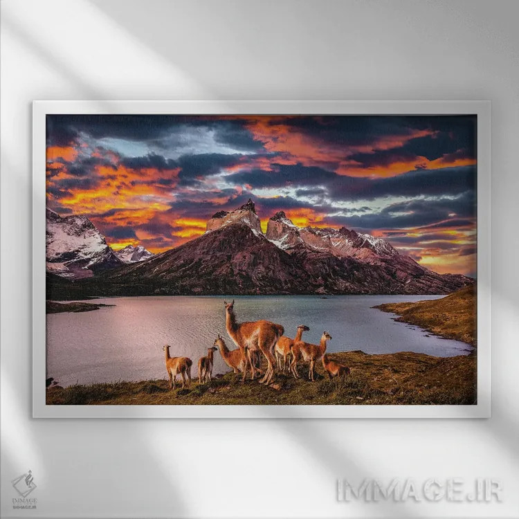 تابلو غروب تماشایی کوهستانی توریس دل پاین، پاتاگونیا، شیلی (۱) اثر الکس جی پرز - نمای قابدار سفید