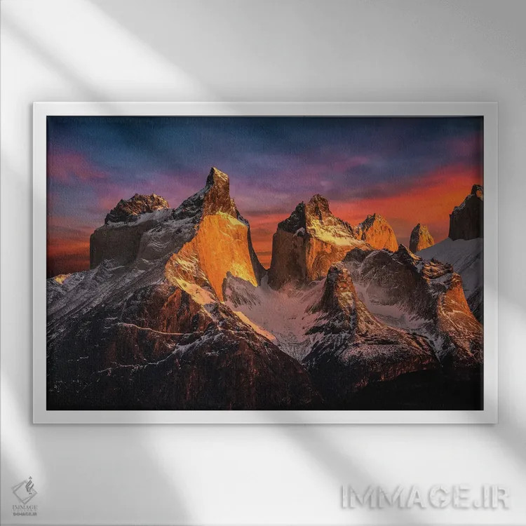 تابلو غروب تماشایی کوهستانی توریس دل پاین، پاتاگونیا، شیلی (۴) اثر الکس جی پرز - نمای قابدار سفید