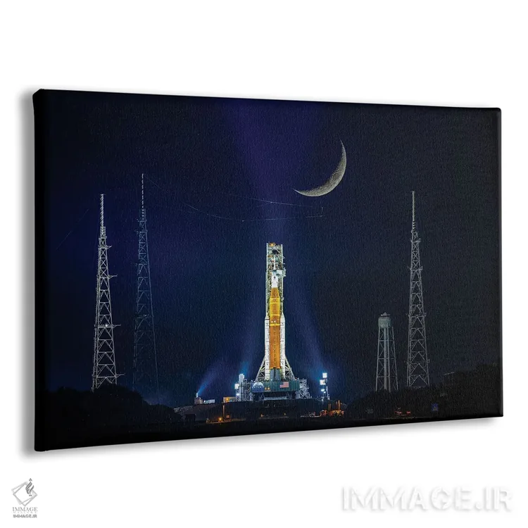 تابلو موشک آرتیمیس SLS ناسا بر سکوی پرتاب و ماه شب اثر الکس جی پرز - نمای پرسپکتیو محصول