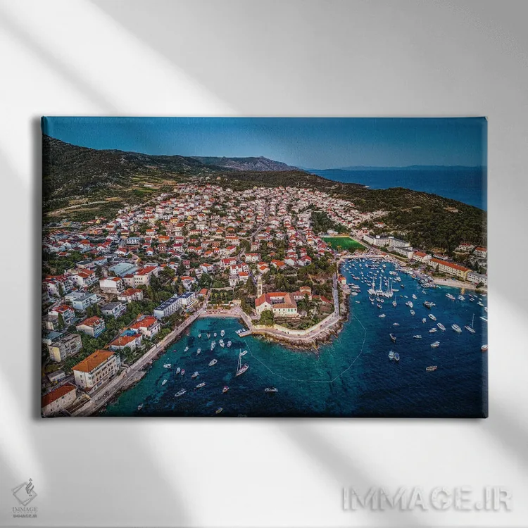 تابلو منظره افقی شهر کوچک هوار در ساعت آبی اثر الکس جی پرز - نمای روبهرو روی دیوار