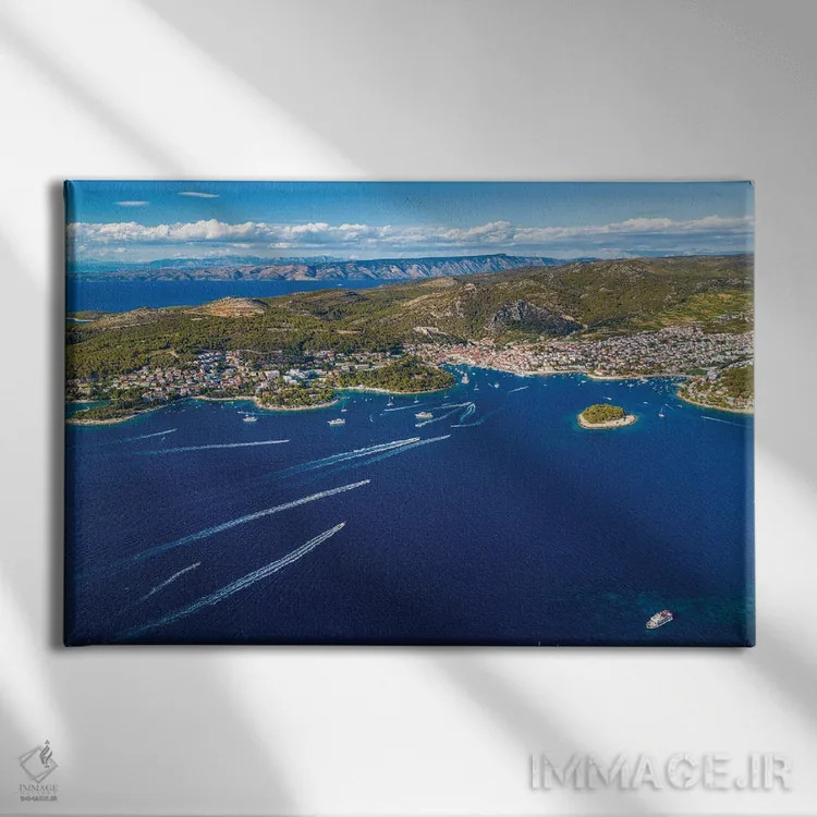 تابلو شهر کوچک هوار از فاصله دور، کرواسی اثر الکس جی پرز - نمای روبهرو روی دیوار