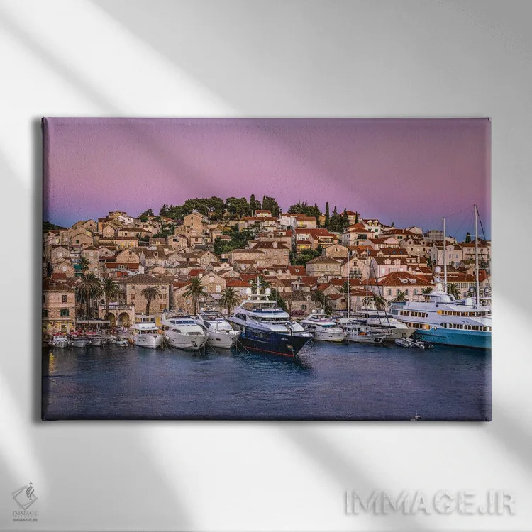 تابلو درخشش غروب شهر کوچک هوار، کرواسی اثر الکس جی پرز - نمای روبهرو روی دیوار