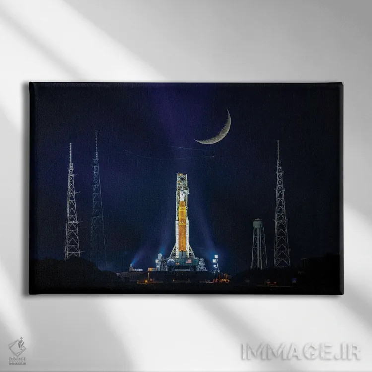 تابلو موشک آرتیمیس SLS ناسا بر سکوی پرتاب و ماه شب اثر الکس جی پرز - نمای روبهرو روی دیوار