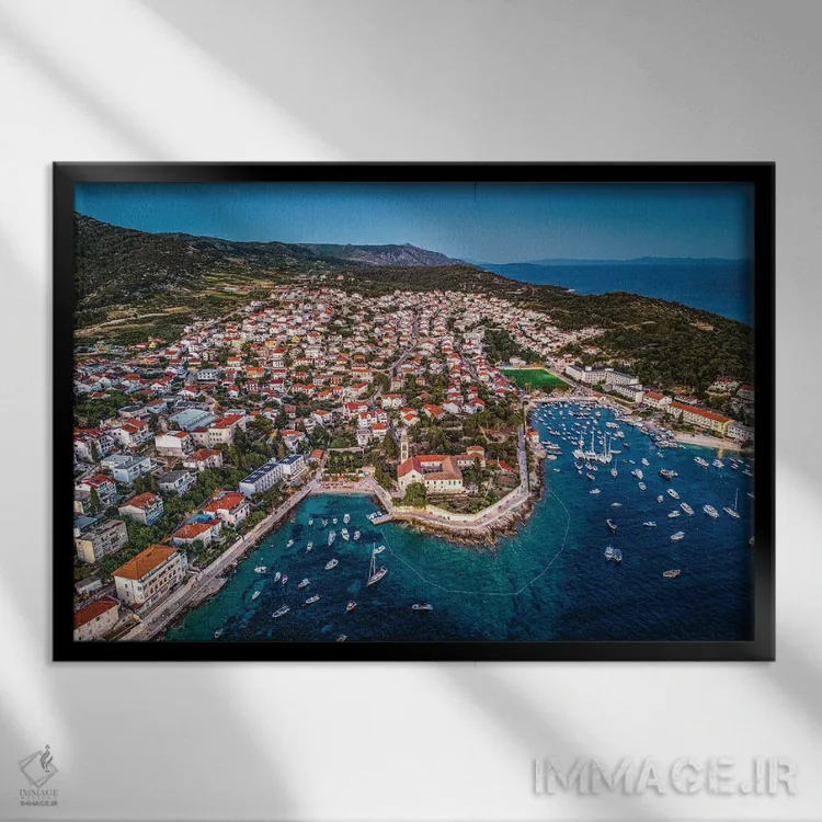 تابلو منظره افقی شهر کوچک هوار در ساعت آبی اثر الکس جی پرز - نمای قابدار مشکی