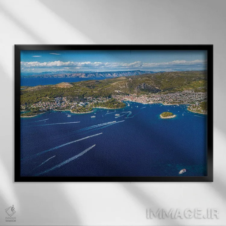 تابلو شهر کوچک هوار از فاصله دور، کرواسی اثر الکس جی پرز - نمای قابدار مشکی