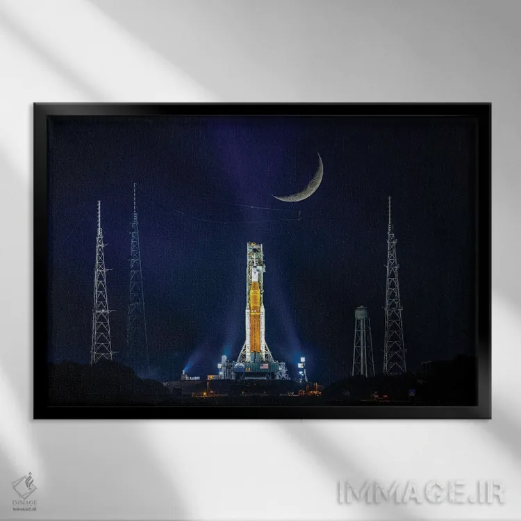 تابلو موشک آرتیمیس SLS ناسا بر سکوی پرتاب و ماه شب اثر الکس جی پرز - نمای قابدار مشکی