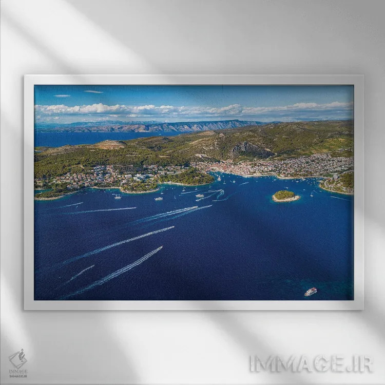 تابلو شهر کوچک هوار از فاصله دور، کرواسی اثر الکس جی پرز - نمای قابدار سفید