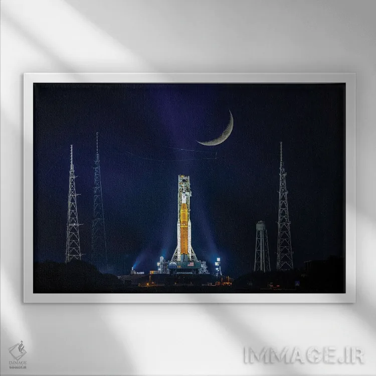 تابلو موشک آرتیمیس SLS ناسا بر سکوی پرتاب و ماه شب اثر الکس جی پرز - نمای قابدار سفید