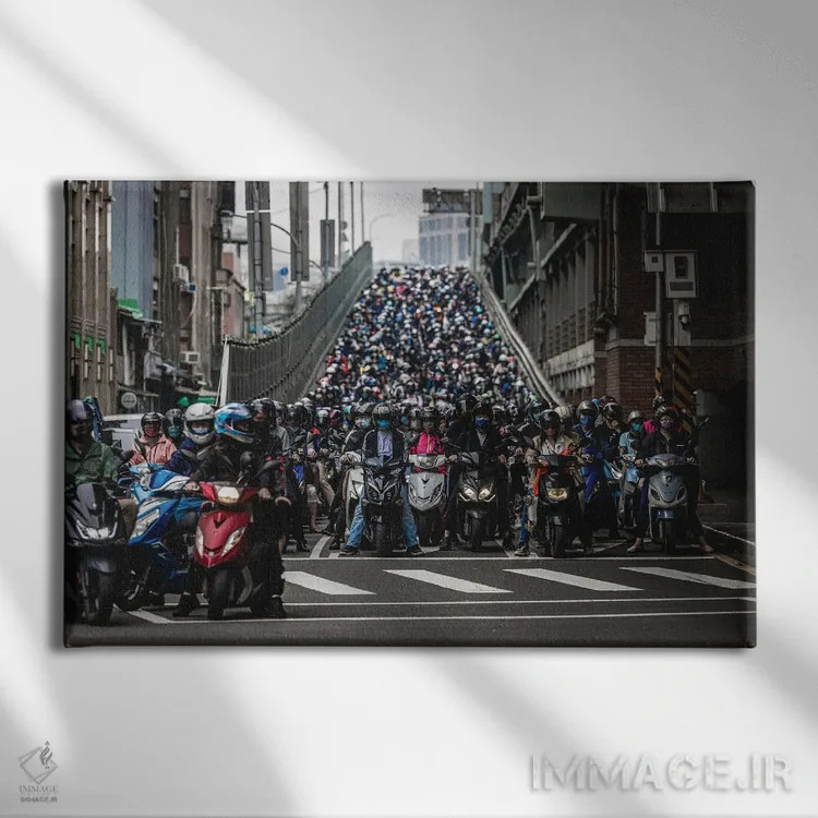 تابلو خیابانهای شلوغ تایپه با اسکوتر (۱) اثر الکس جی پرز - نمای روبهرو روی دیوار