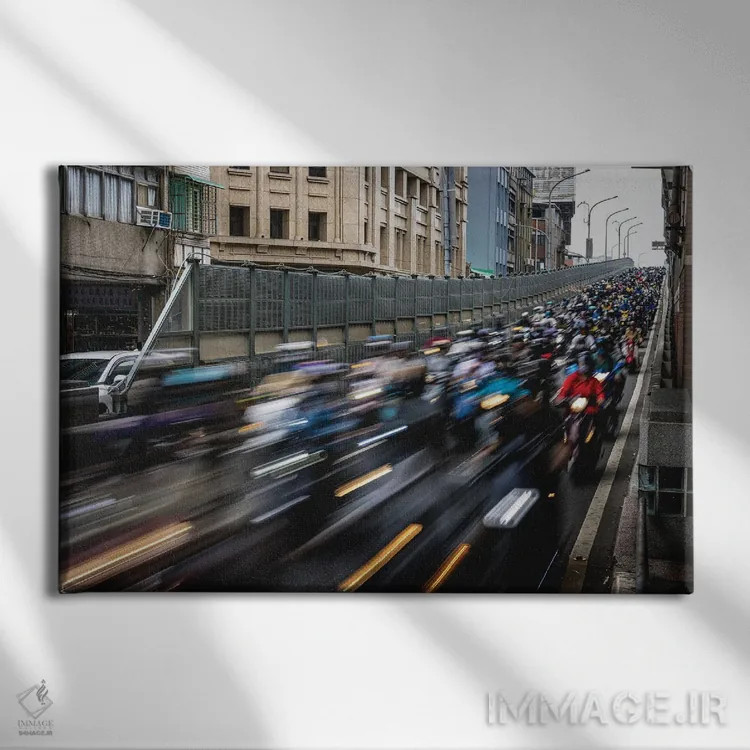 تابلو خیابانهای شلوغ تایپه با اسکوتر (۲) اثر الکس جی پرز - نمای روبهرو روی دیوار