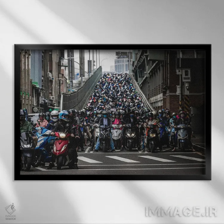تابلو خیابانهای شلوغ تایپه با اسکوتر (۱) اثر الکس جی پرز - نمای قابدار مشکی