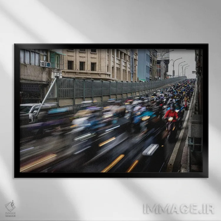 تابلو خیابانهای شلوغ تایپه با اسکوتر (۲) اثر الکس جی پرز - نمای قابدار مشکی