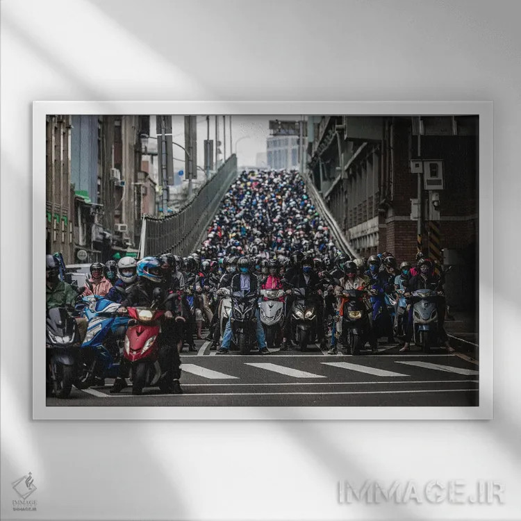 تابلو خیابانهای شلوغ تایپه با اسکوتر (۱) اثر الکس جی پرز - نمای قابدار سفید
