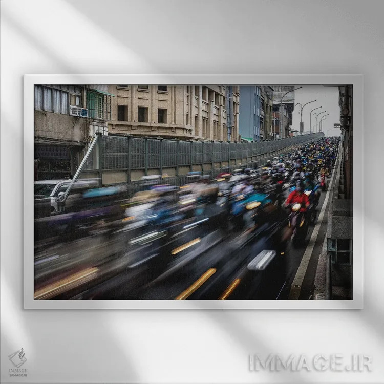 تابلو خیابانهای شلوغ تایپه با اسکوتر (۲) اثر الکس جی پرز - نمای قابدار سفید