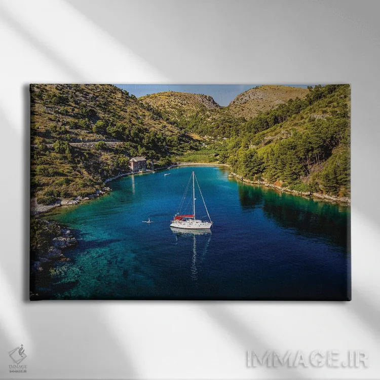تابلو قایق تفریحی در ساحل براچ کورایتا (کروواسی) اثر الکس جی پرز - نمای روبهرو روی دیوار