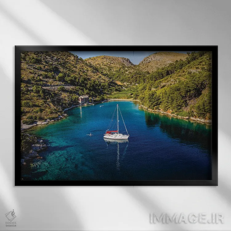 تابلو قایق تفریحی در ساحل براچ کورایتا (کروواسی) اثر الکس جی پرز - نمای قابدار مشکی