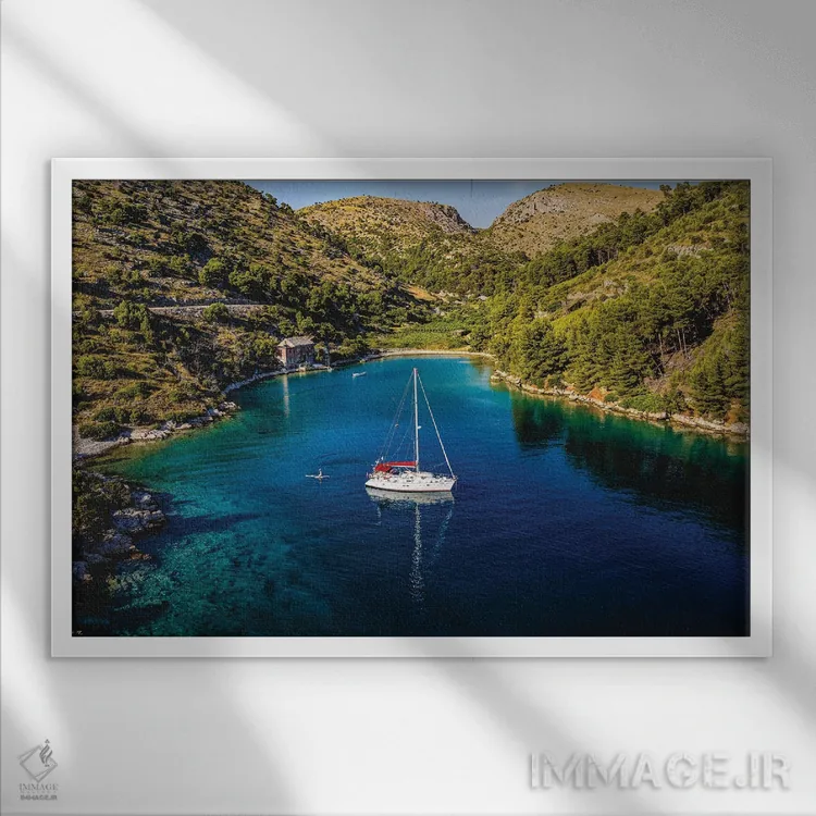 تابلو قایق تفریحی در ساحل براچ کورایتا (کروواسی) اثر الکس جی پرز - نمای قابدار سفید