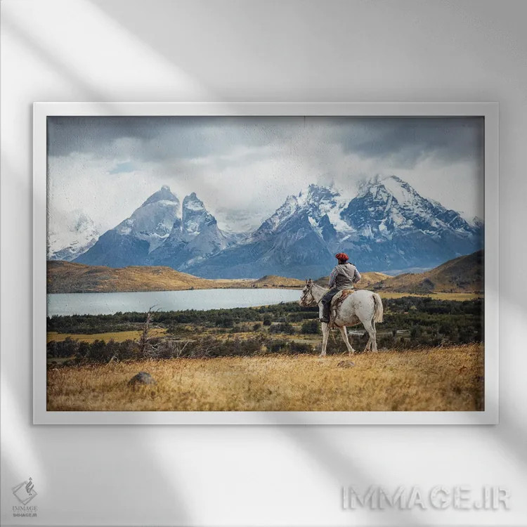 تابلو گاچو (اسبسوار) پاتاگونیا روی اسب اثر الکس جی پرز - نمای قابدار سفید