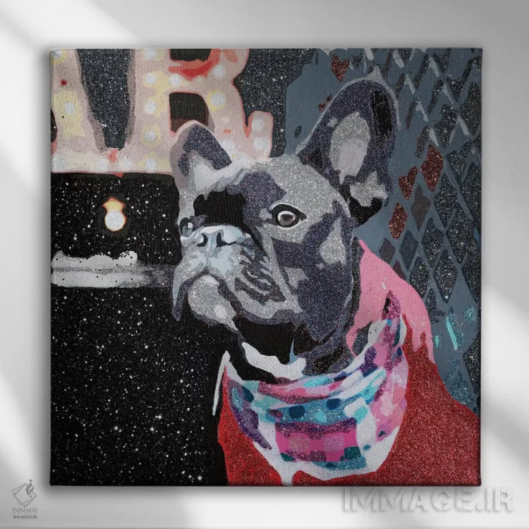 تابلو بیگی در لباس قرمز (ارجاع به بیگی اسمولز/رپر معروف) اثر جولی احمد - نمای روبهرو روی دیوار