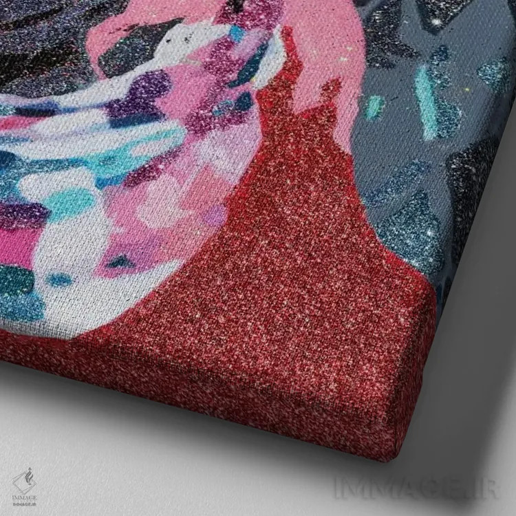 تابلو بیگی در لباس قرمز (ارجاع به بیگی اسمولز/رپر معروف) اثر جولی احمد - نمای نزدیک بافت بوم