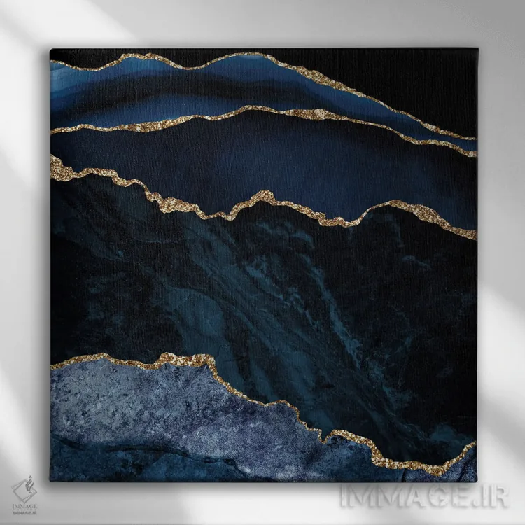 تابلو بافت عقیق طلایی سرمهای شماره ۲ اثر آلوک دیزاین - نمای روبهرو روی دیوار