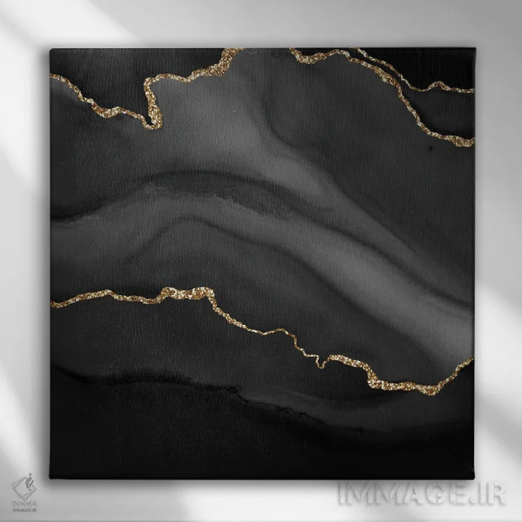 تابلو بافت عقیق مشکی و طلایی I اثر آلوک دیزاین - نمای روبهرو روی دیوار