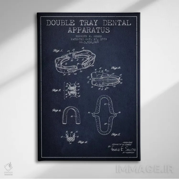 تابلو نقشهٔ ثبت اختراع سینی دوبل آبی نفتی اثر پیکسل کهنه (استودیو/نام هنری) - نمای روبهرو روی دیوار