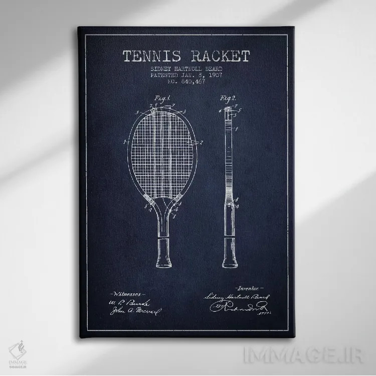 تابلو نقشهٔ ثبت اختراع راکت تنیس (آبی نفتی) اثر پیکسل کهنه (استودیو/نام هنری) - نمای روبهرو روی دیوار