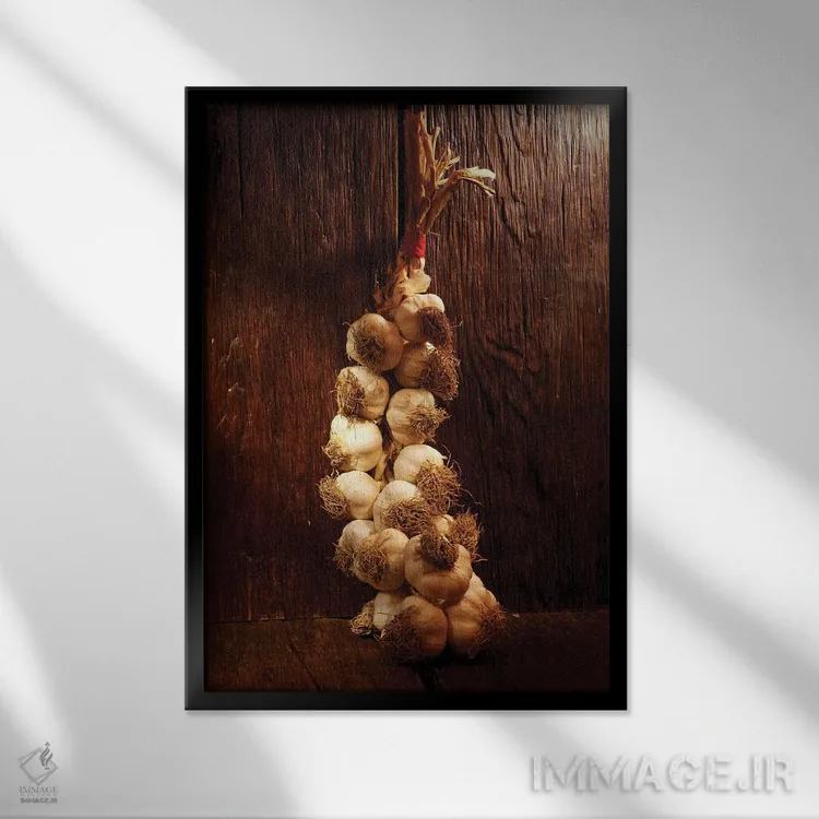 تابلو سبد پیاز روی میز چوبی اثر آلساندرو دلا توره - نمای قابدار مشکی