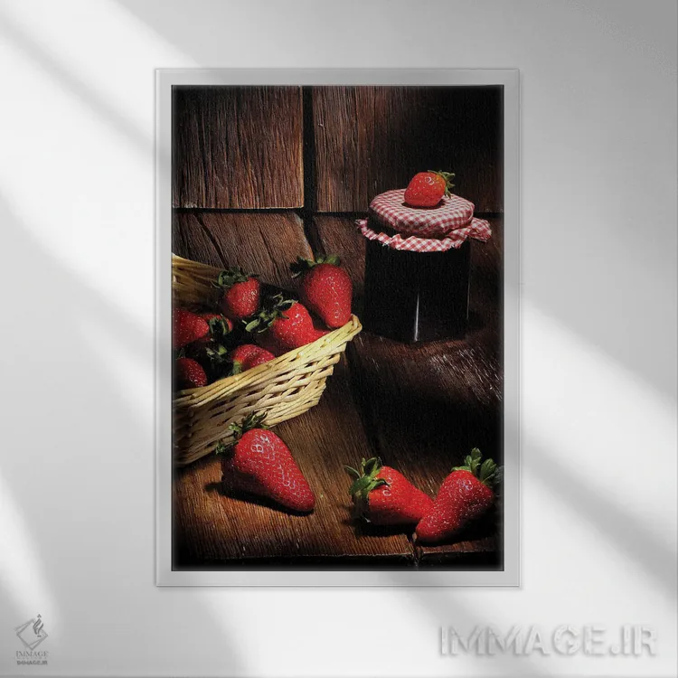 تابلو توتفرنگیهای قرمز و یک سبد روی میز چوبی اثر آلساندرو دلا توره - نمای قابدار سفید