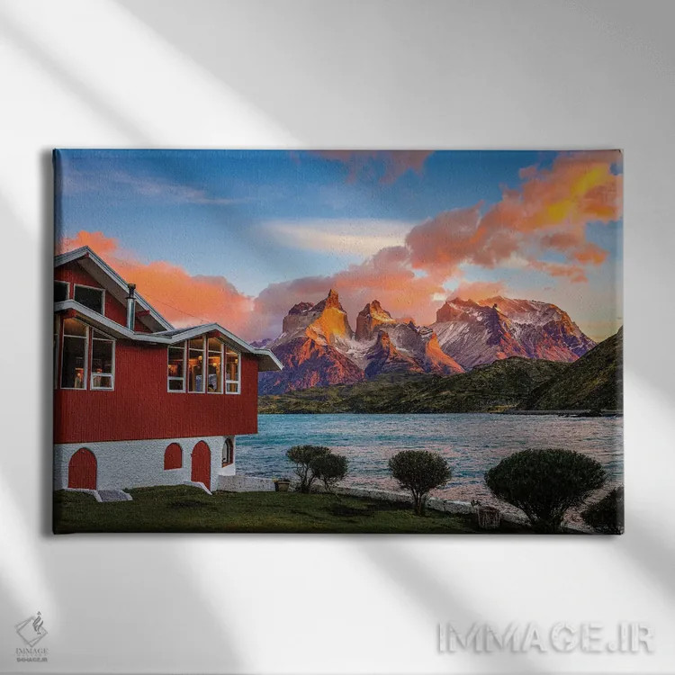 تابلو نمای اقامتگاه کوهستانی در طلوع پاتاگونیا اثر الکس جی پرز - نمای روبهرو روی دیوار