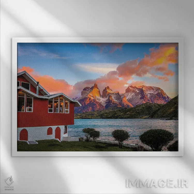 تابلو نمای اقامتگاه کوهستانی در طلوع پاتاگونیا اثر الکس جی پرز - نمای قابدار سفید