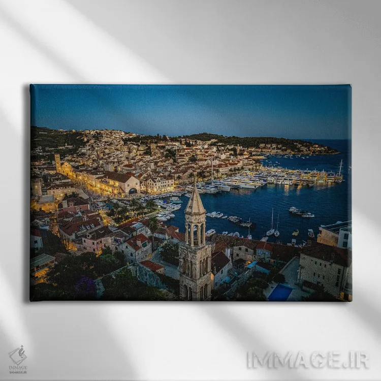 تابلو بندر و شهر هوار در ساعت آبی اثر الکس جی پرز - نمای روبهرو روی دیوار