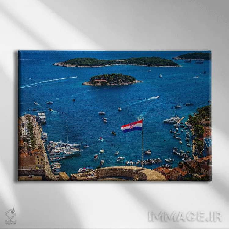 تابلو بندر هوار و قلعهٔ مشرف بر آن اثر الکس جی پرز - نمای روبهرو روی دیوار