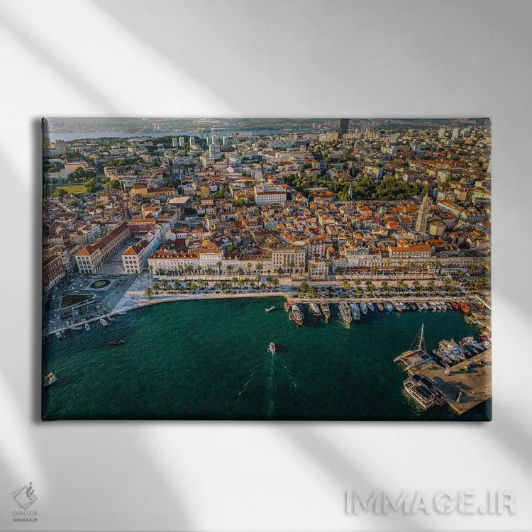 تابلو مرکز شهر قدیمی اسپلیت اثر الکس جی پرز - نمای روبهرو روی دیوار