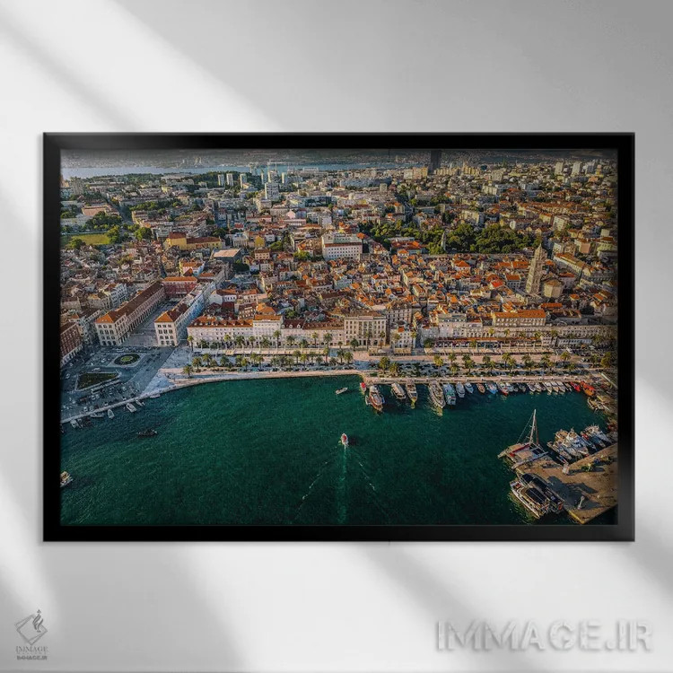 تابلو مرکز شهر قدیمی اسپلیت اثر الکس جی پرز - نمای قابدار مشکی