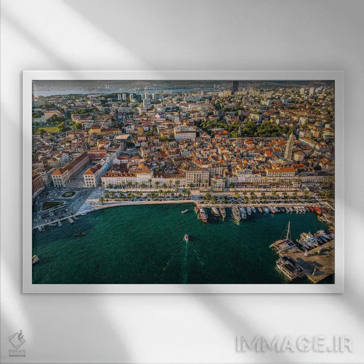 تابلو مرکز شهر قدیمی اسپلیت اثر الکس جی پرز - نمای قابدار سفید