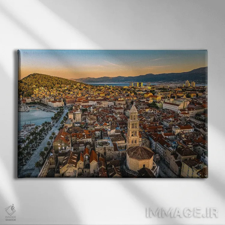 تابلو طلوع آفتاب بر برج ناقوس مرکز شهر قدیمی اسپلیت اثر الکس جی پرز - نمای روبهرو روی دیوار