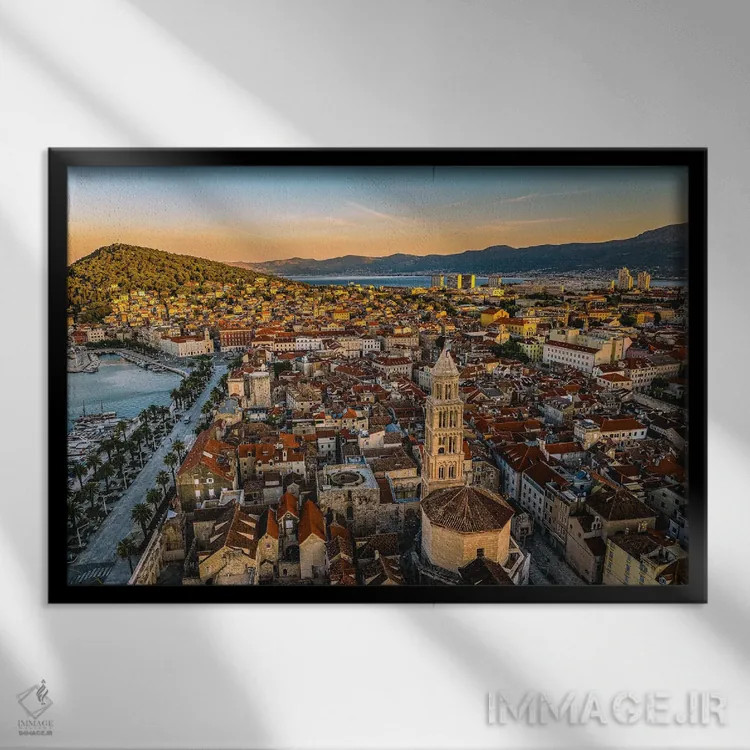 تابلو طلوع آفتاب بر برج ناقوس مرکز شهر قدیمی اسپلیت اثر الکس جی پرز - نمای قابدار مشکی