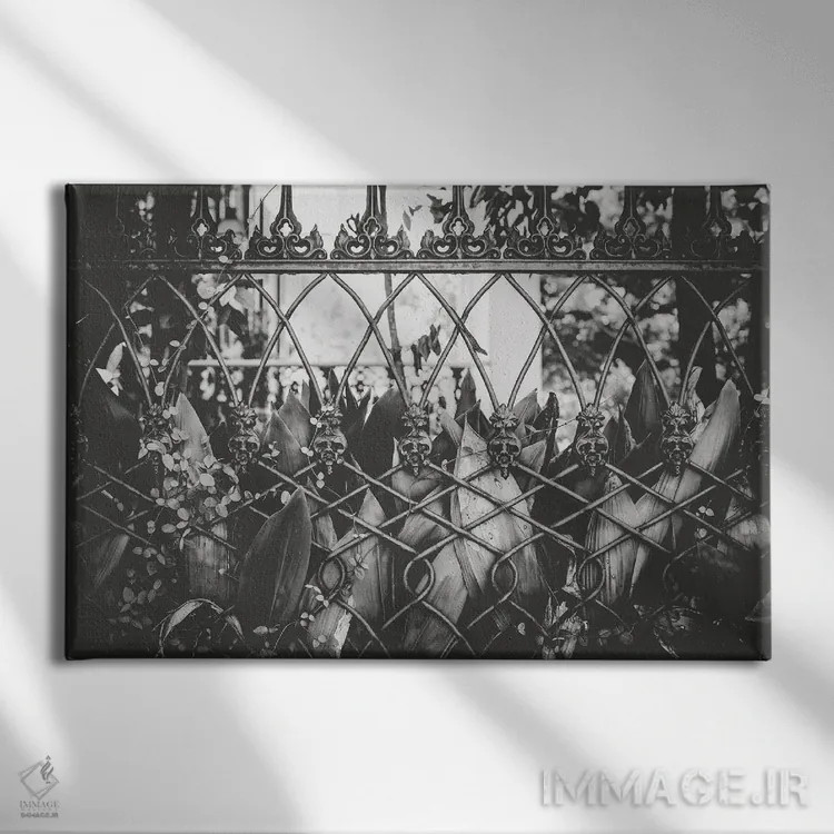 تابلو نرده جمجمهای، نیواورلئان اثر آن هادک - نمای روبهرو روی دیوار