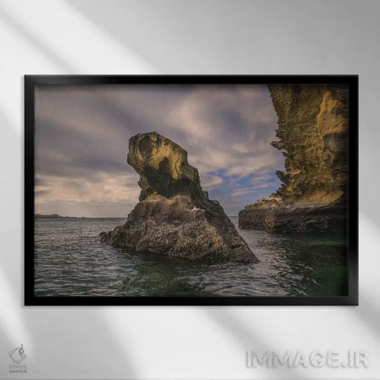 تابلو تشکیلات صخرهای نزدیک جزیره بارتولومئو، جزایر گالاپاگوس، اکوادور اثر آدام جونز - نمای قابدار مشکی