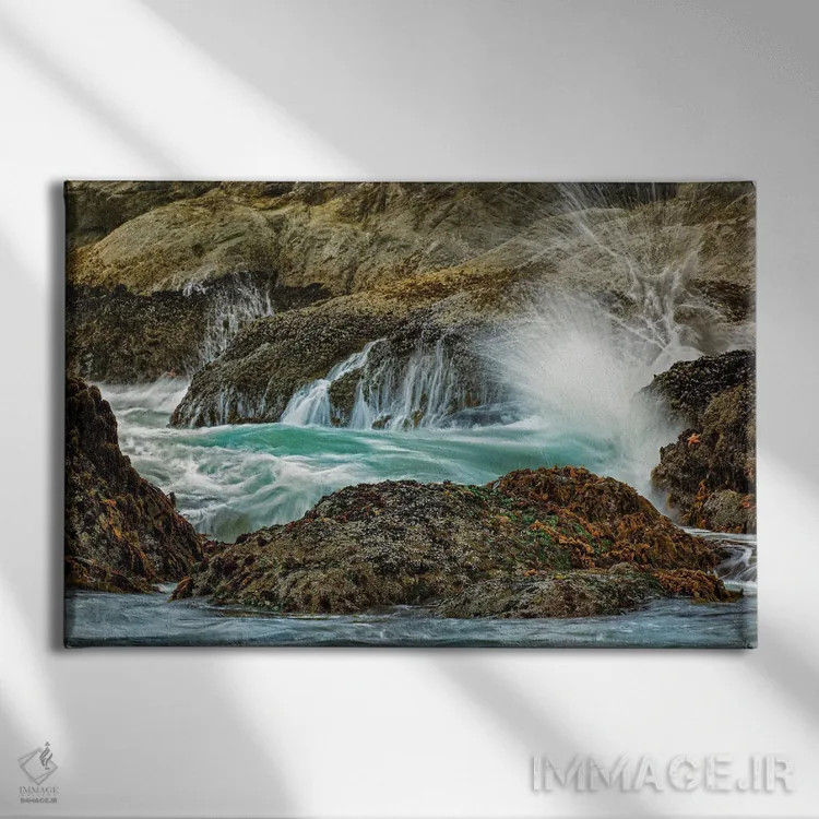 تابلو موجها در حال برخورد با صخرهها، ساحل بندون، اورگن اثر آدام جونز - نمای روبهرو روی دیوار