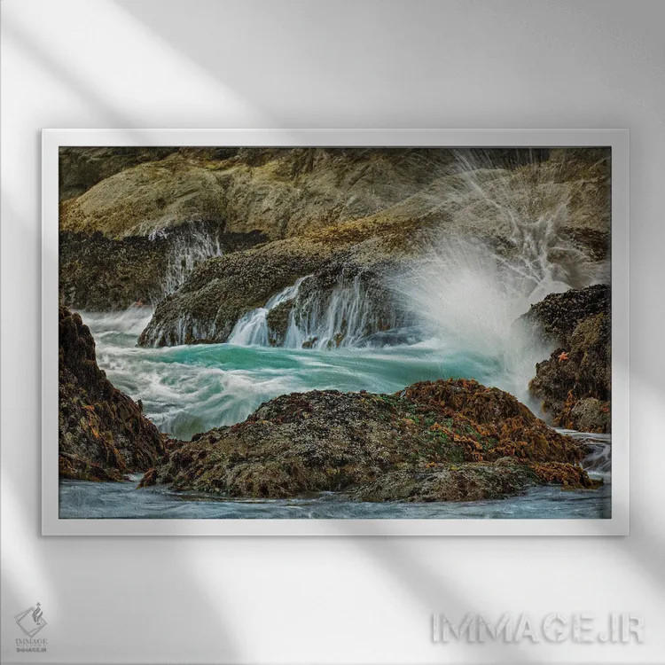 تابلو موجها در حال برخورد با صخرهها، ساحل بندون، اورگن اثر آدام جونز - نمای قابدار سفید