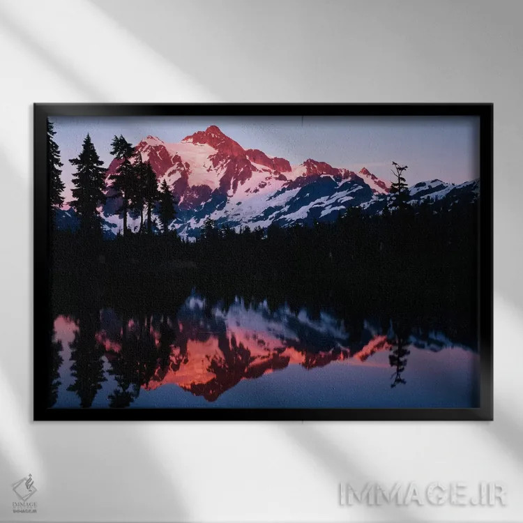 تابلو کوه شوکسان و انعکاس آن در دریاچهٔ پیکچر هنگام غروب، پارک ملی کاسکیدز شمالی، واشنگتن، آمریکا اثر آدام جونز - نمای قابدار مشکی